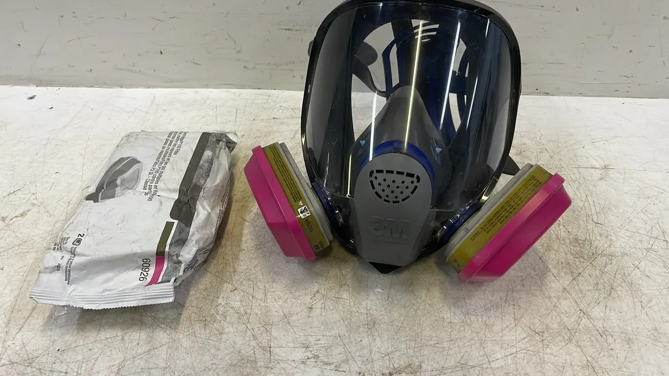 3M Full Face Respirator FF-402 with Extra Cartridges, New As Per Seller (P3-R2T9-S2042)