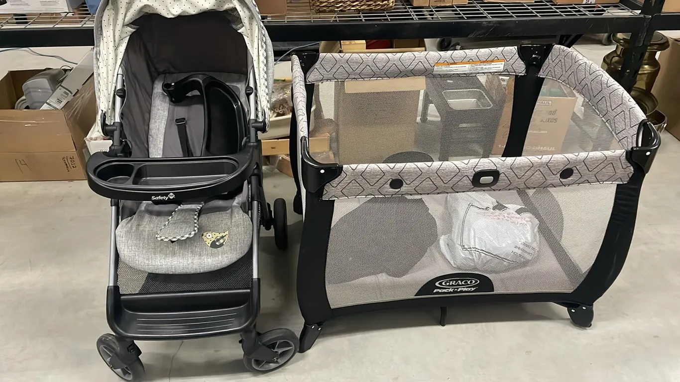 Safety 1st Baby Stroller and Graco Play Pen with Bassinet Attachment, Lot 10 (P4-CRFL-S2278)