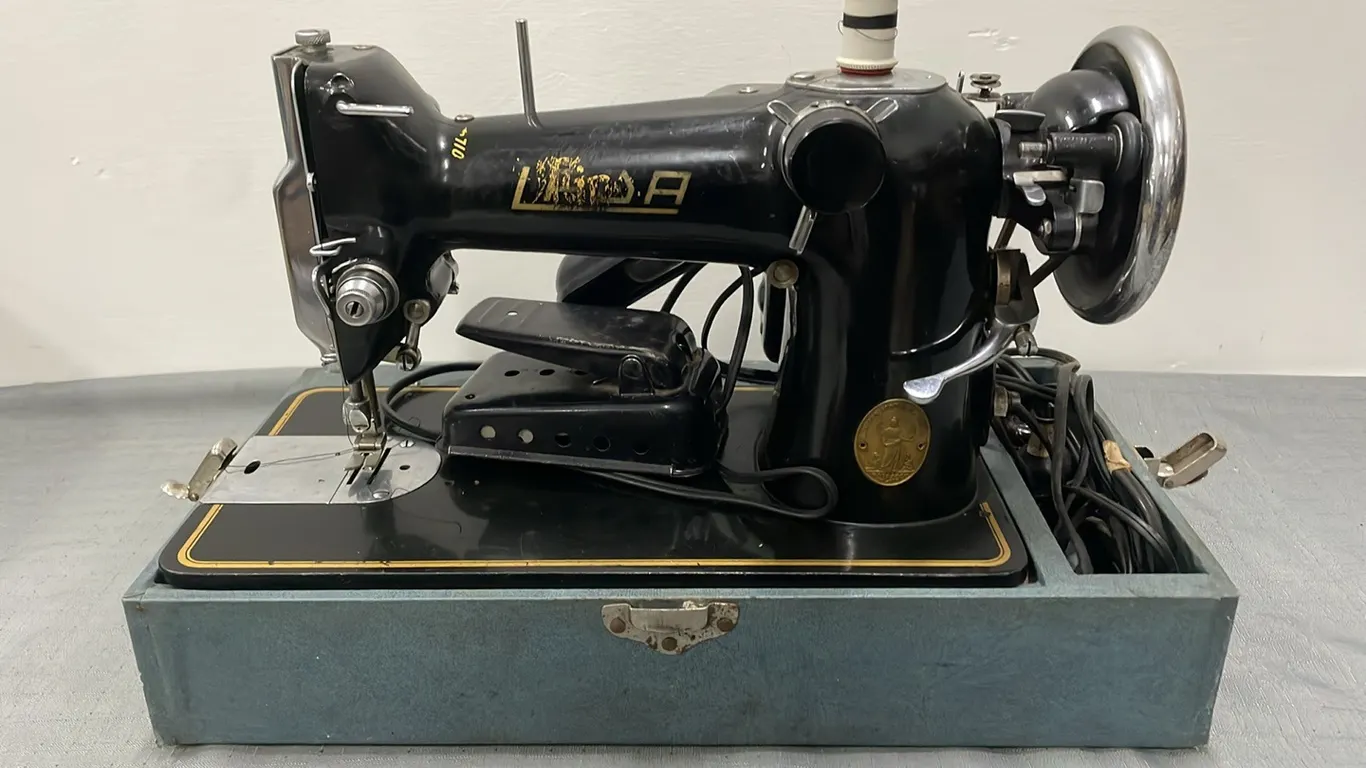 Vintage Sewing Machine, Item #3 (P4-SWS3-S2286)