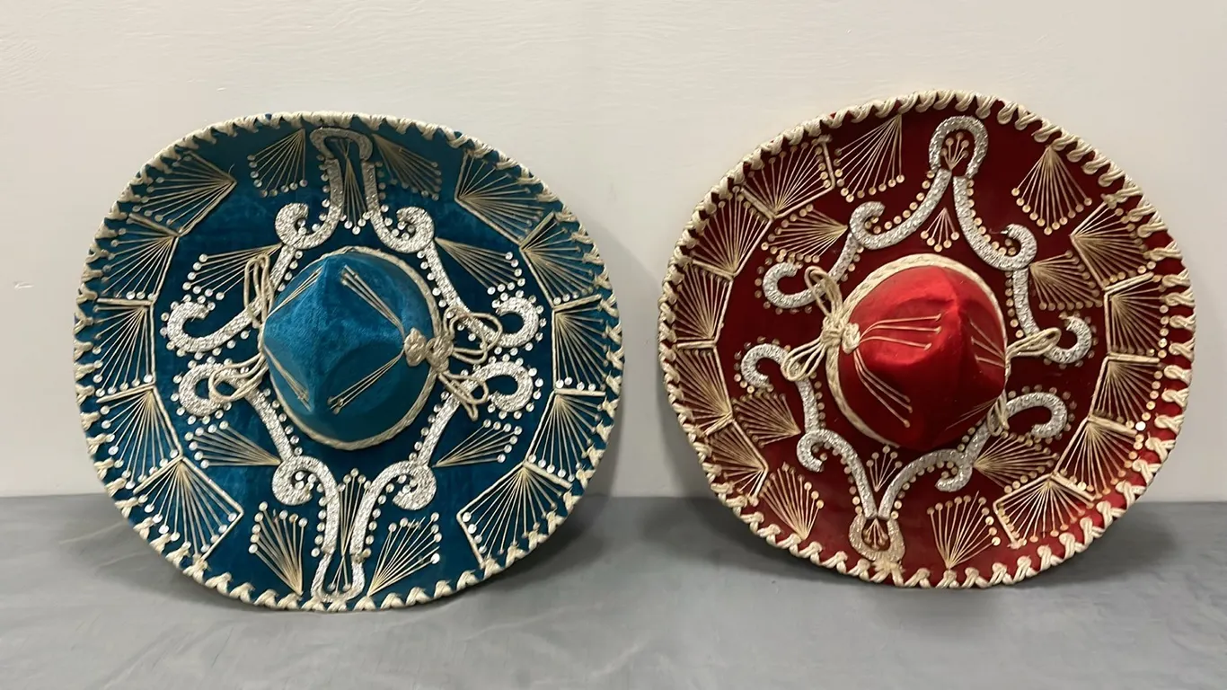 2 Sombreros, Item #5 (P4-CRS10-S2286)