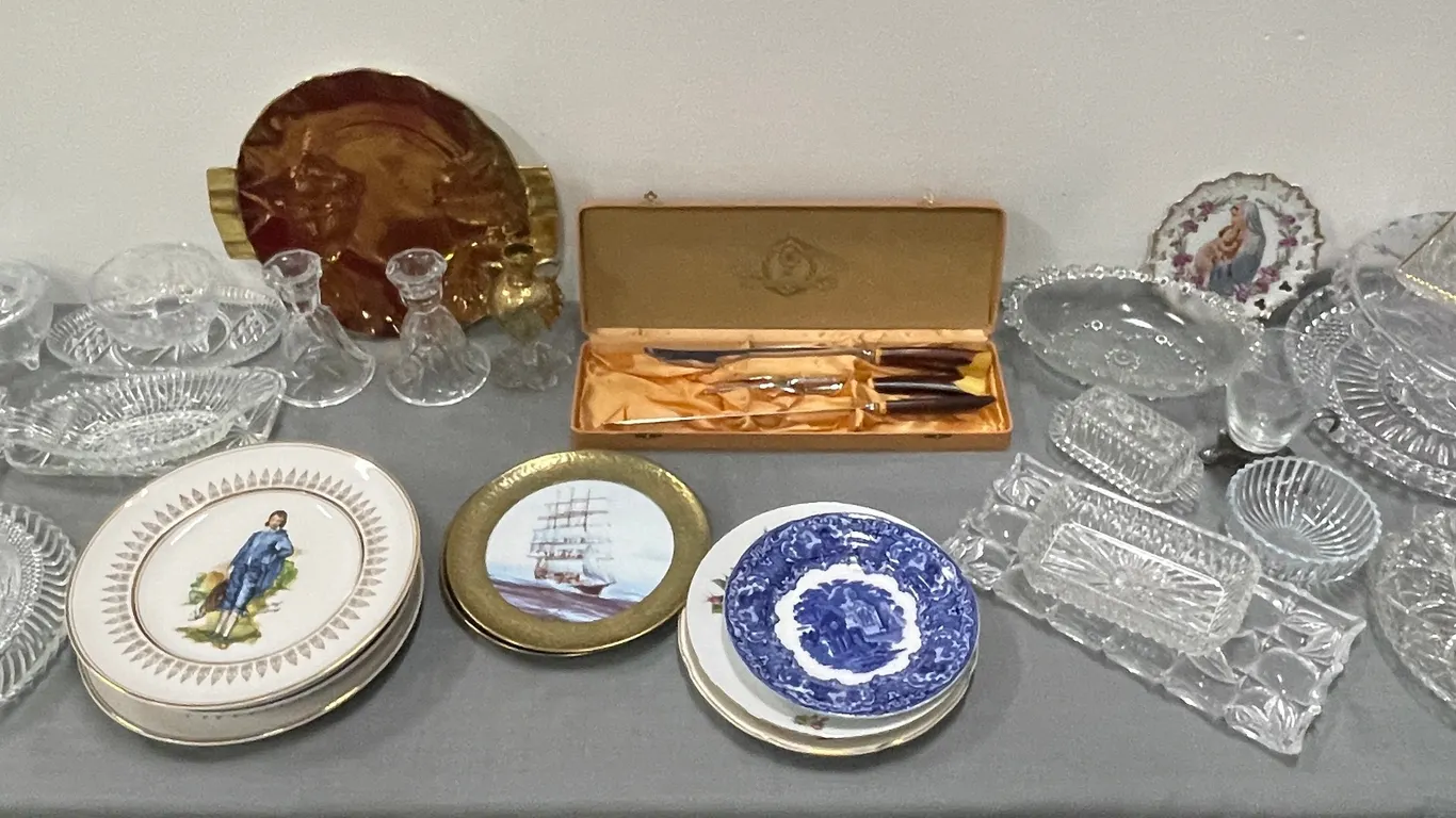 China, Crystal, Collectable Plates and More As Per Pictures, Item #19 (P4-SWS4-S2286)