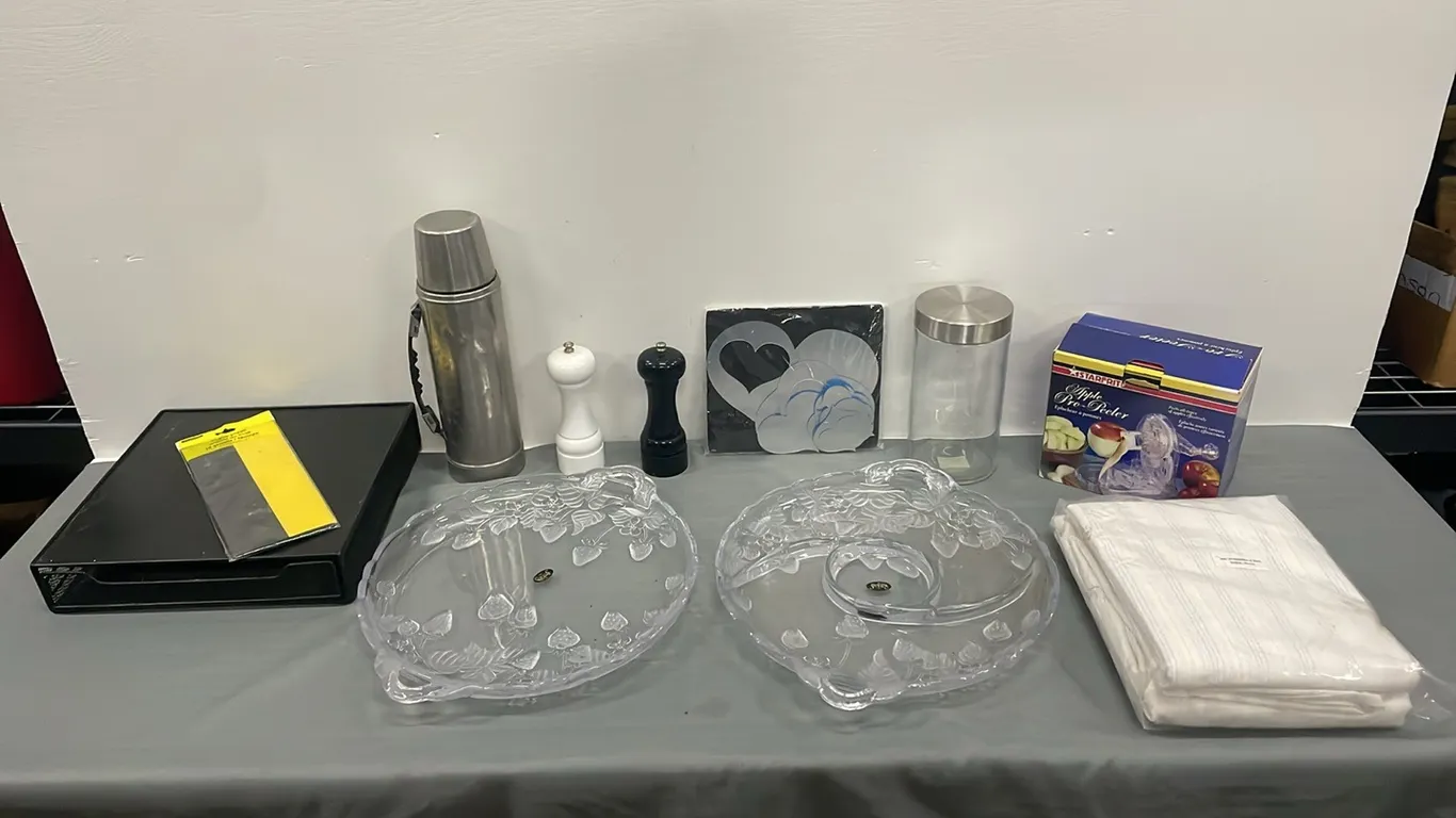 Starfrit Apple Pro-Peeler, Queen Sheets and Assorted Kitchen Items As Per Pictures (P4-WWS8-S2116)