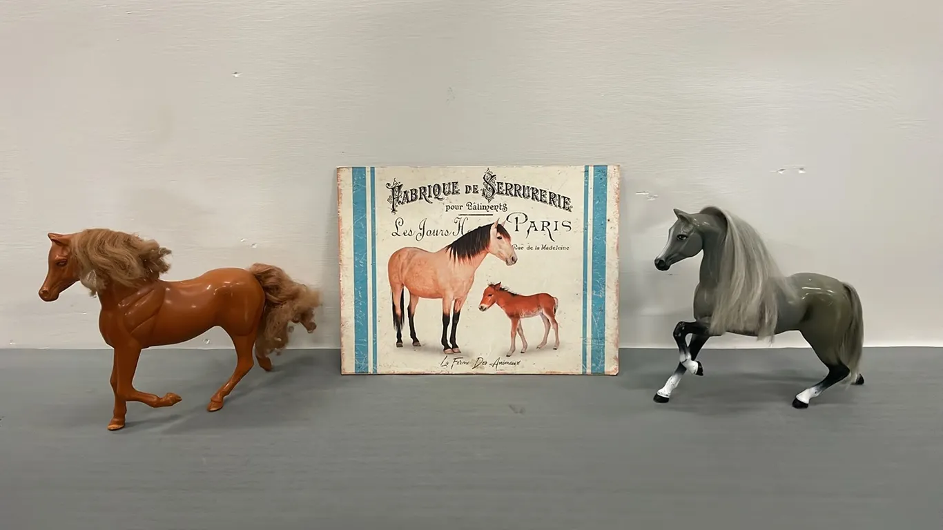 2 Plastic Toy Horses and Horse Sign (P4-SWS7-S2116)
