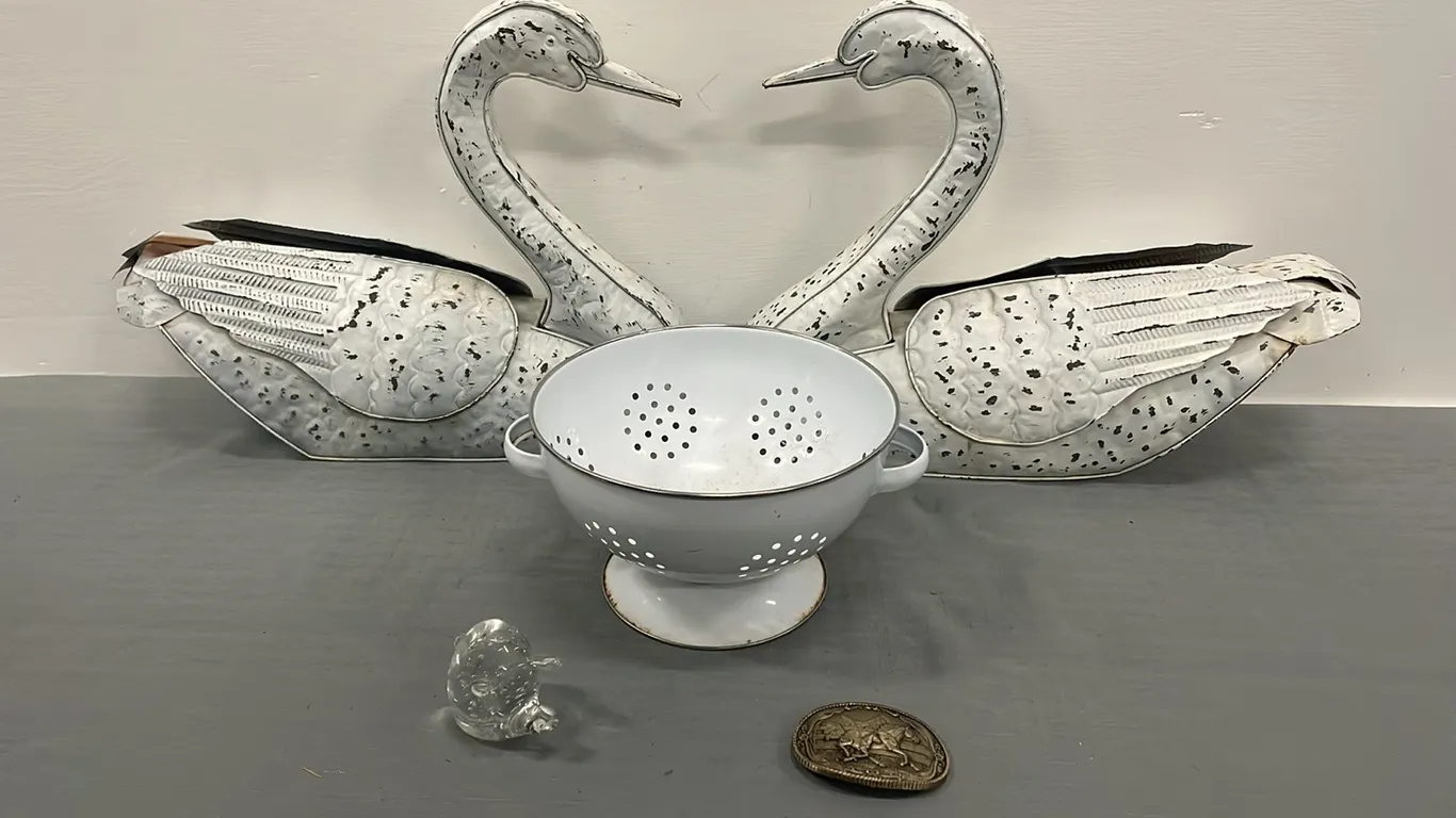 2 Vintage Swans, Enamel Colander and More As Per Pictures (P4-CRS9-S2116)
