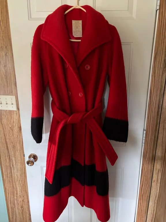 Hudson Bay Points Coat, Red, Size M (P4-RACK-S233)