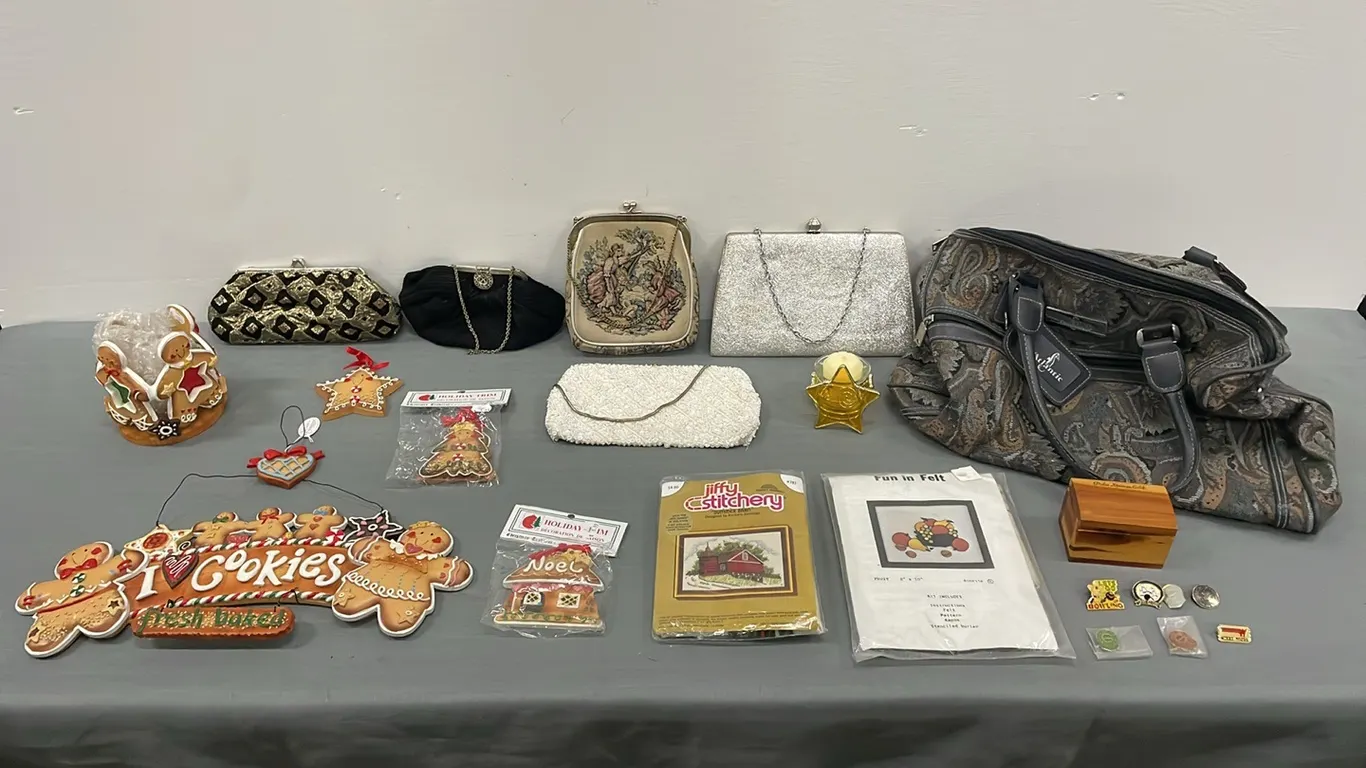 Christmas Decorations, Purses, Stitchery and Felt Package, Item #1 (P4-CRS10-S2303)
