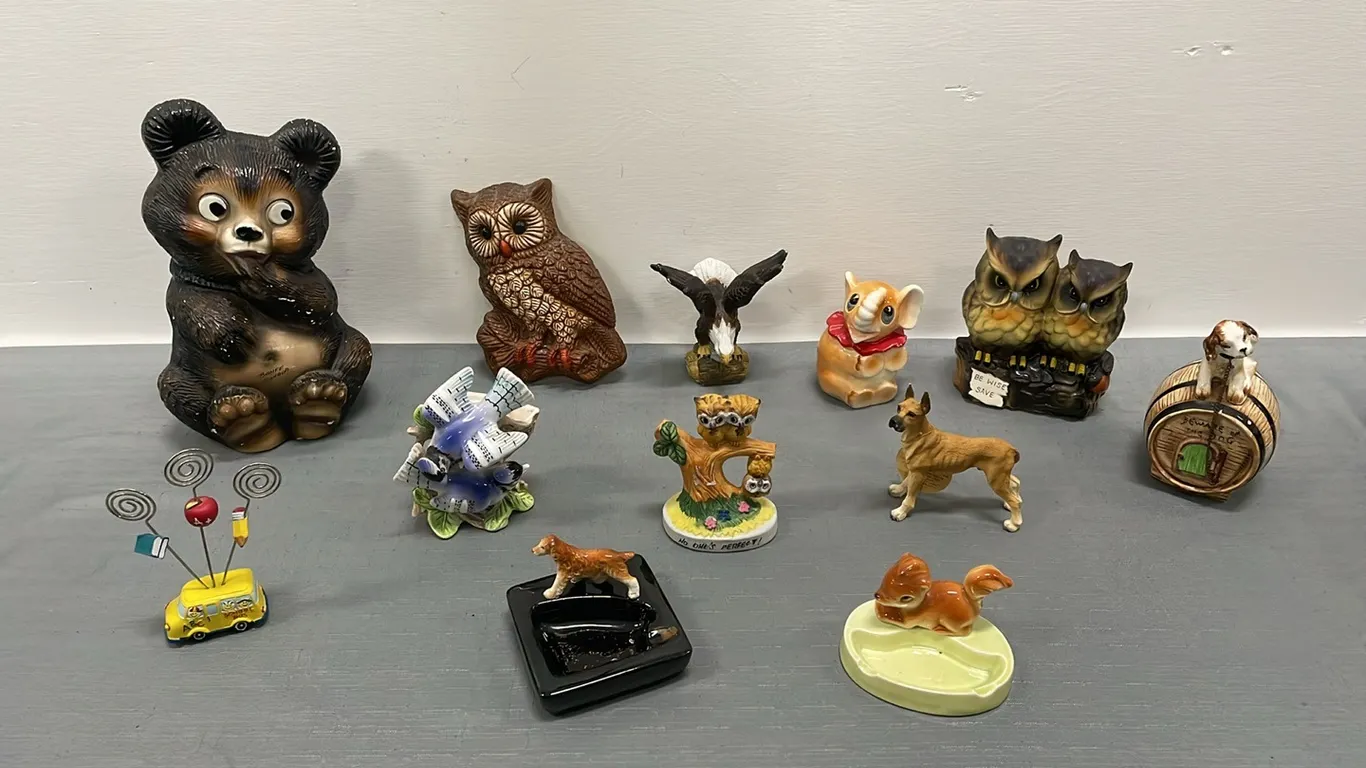 Vintage Ceramic Figurines and Banks, Item #49 (P4-CRS11-S414)