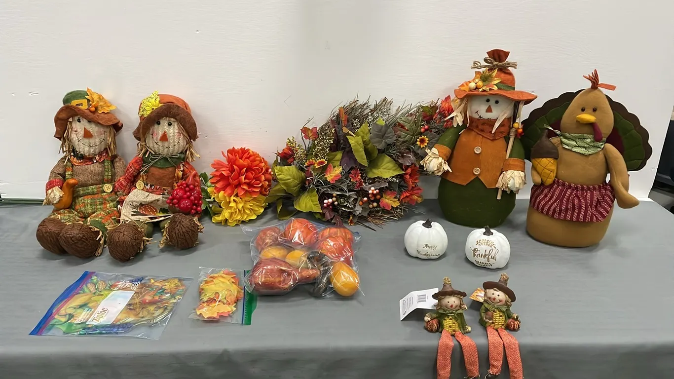 Assorted Fall Decorations, Item #8 (P4-CRS12-S1074)