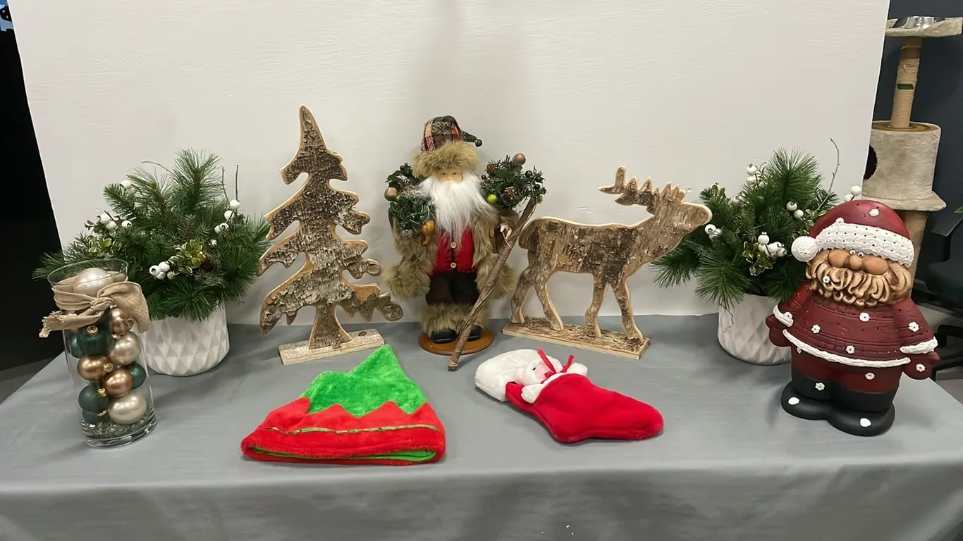 Assorted Christmas Decorations, Item #14 (P4-CRFL-S1074)