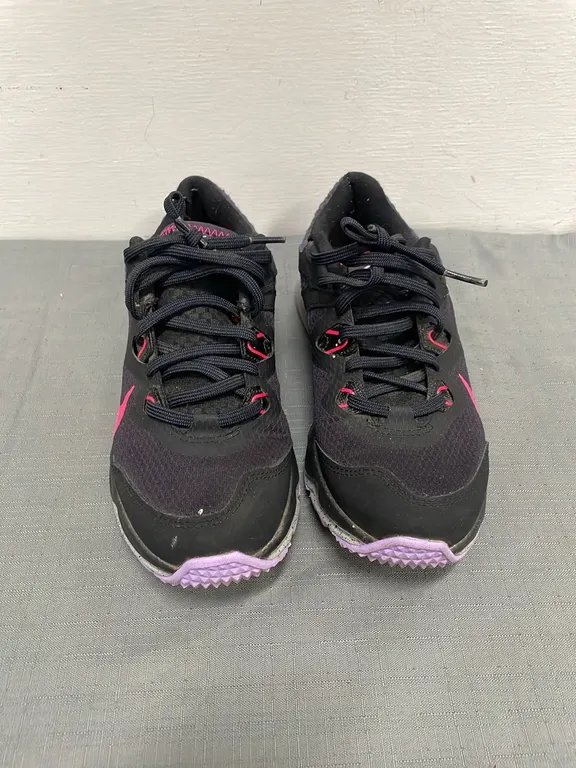 Nike Shoes, Ladies Size 7 (P4-NWS13-S838)