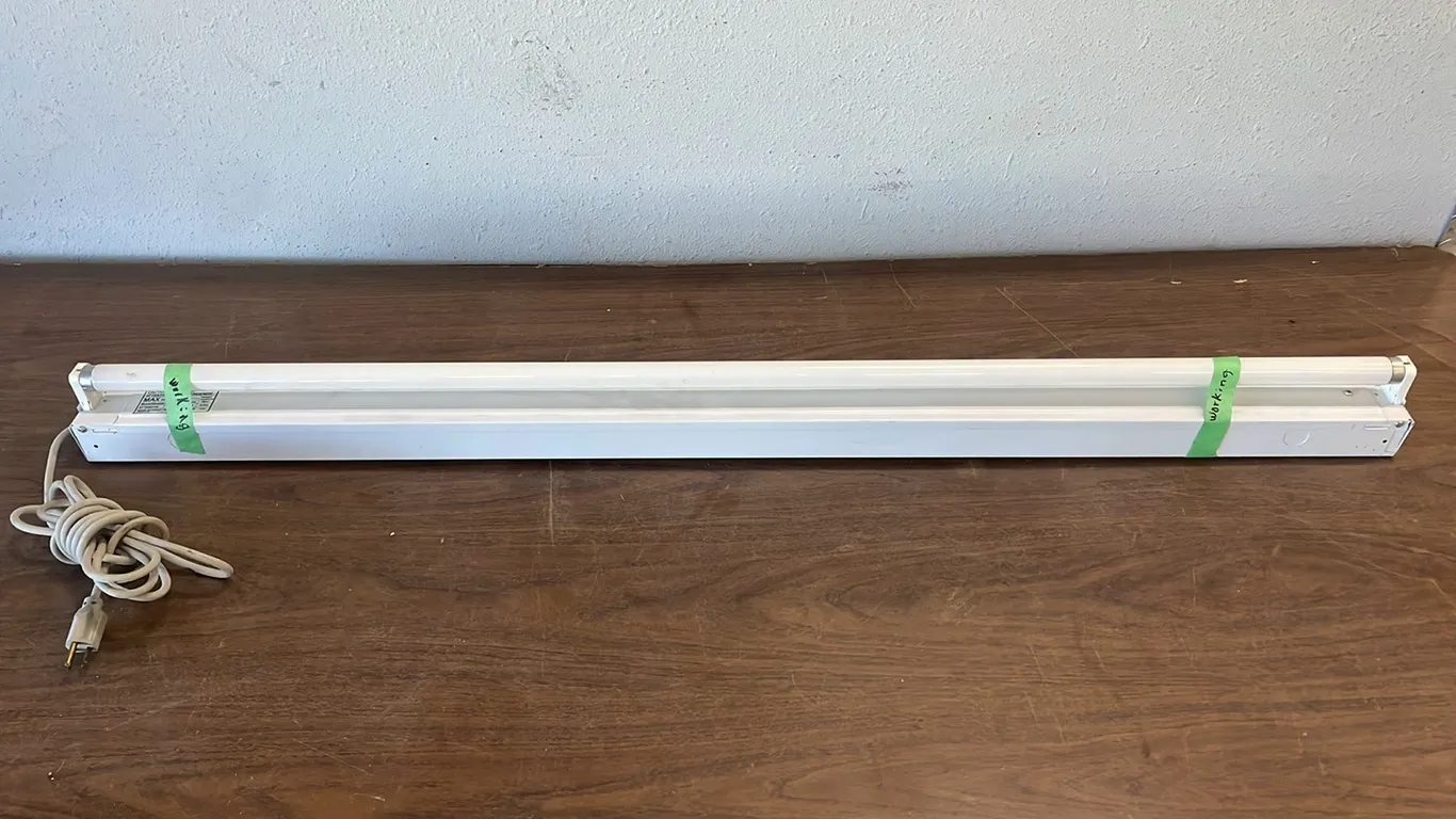 4Ft Florescent Plug In Light, Works As Per Seller (P5-SCC-S2095)