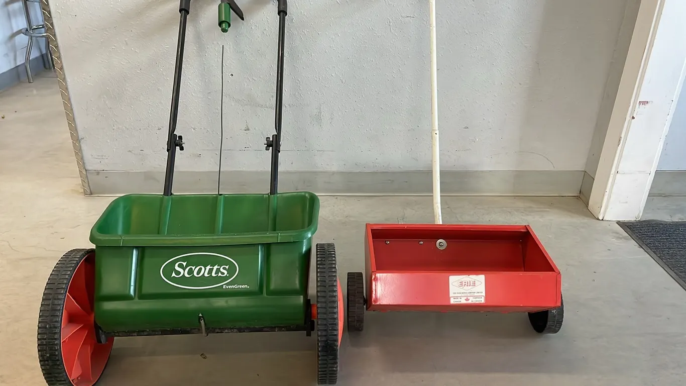 Scotts EvenGreen Seeder and Erie Seeder (P5-SCB-S1248)
