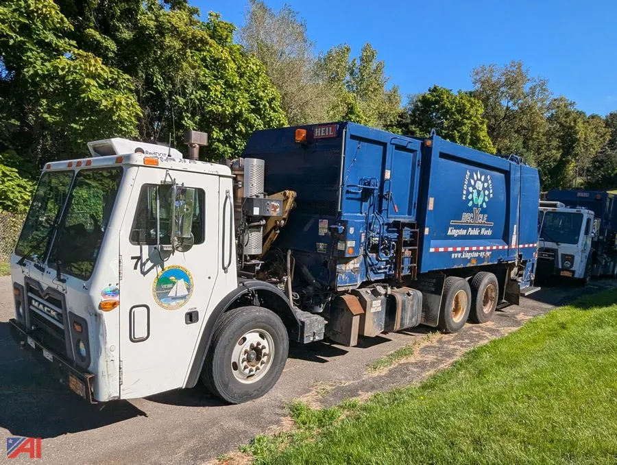 2011 Mack Leu613 Packer Truck