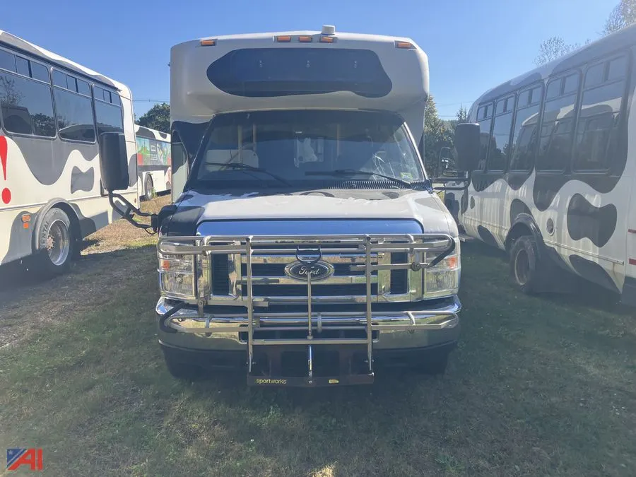 2016 Ford E-450 Bus with Wheel Chair Lift