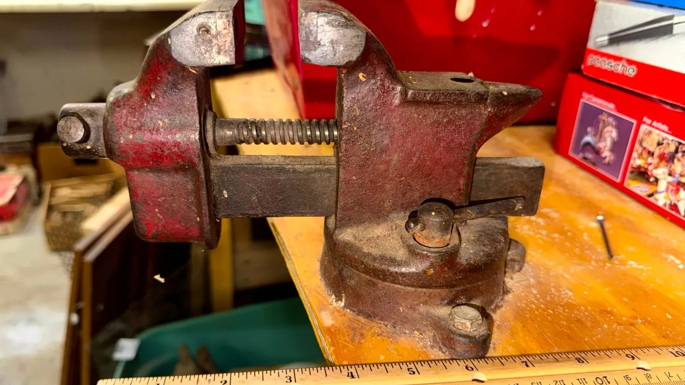 Dunlap 5195 Bench Vise with Swivel Base and Anvil