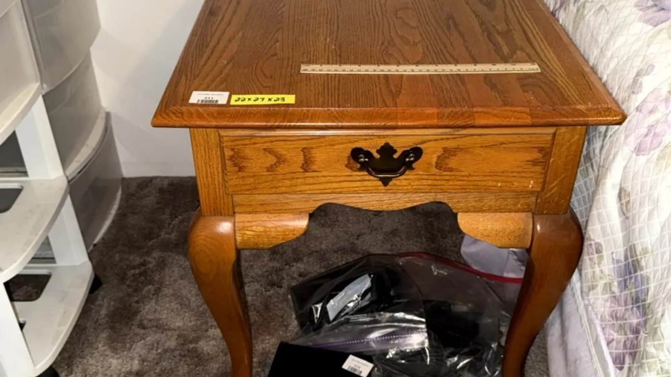 Broyhill Oak End Table with Single Drawer and Cabriole Legs 22 x 27 x 23