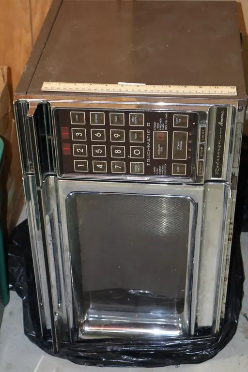 Amana Radarange Touchmatic II Microwave Oven, Model RR-10