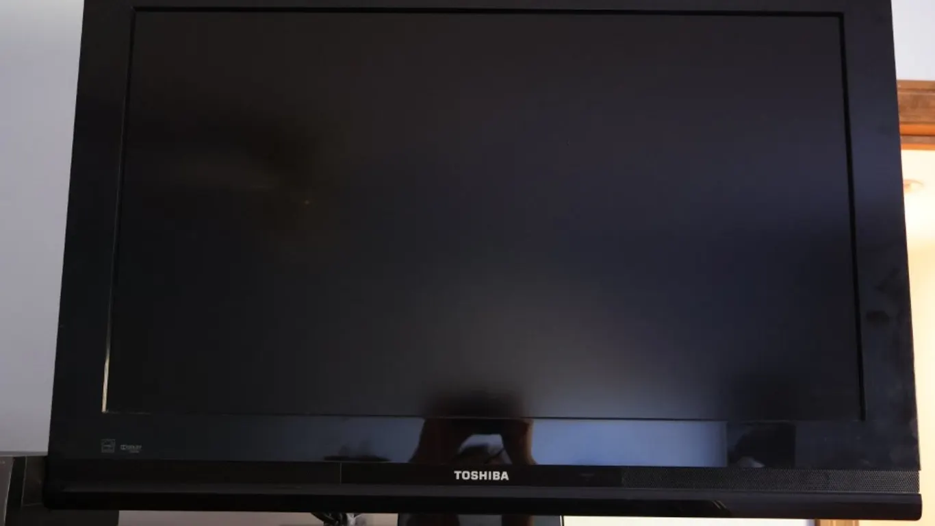 Toshiba Model 32AV502R LCD Television