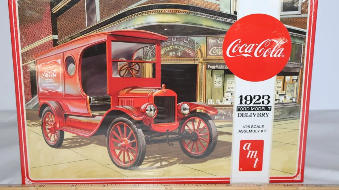 AMT Coca-Cola 1923 Ford Model T Delivery 1/25 Scale Plastic Model Kit