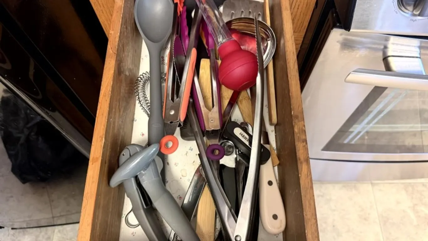 Drawer Contents: Assorted Kitchen Utensils