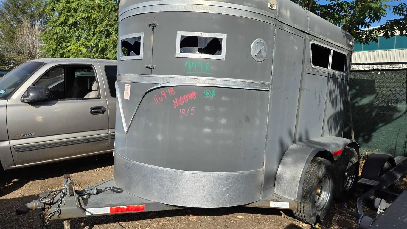 UNKNOWN YEAR, MAKE, MODEL HORSE TRAILER, NO VIN LOCATED