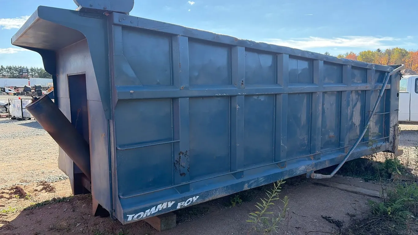 Approx. 17'6" Dump Box W/Ram