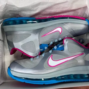 Nike Lebron 9 Low Wlf Gry/White-Dynamic Blue-Frbrry