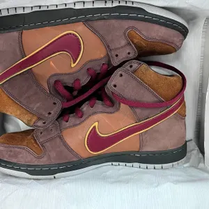 Nike Nike Dunk High Premium SB Drk Ok/Tm Rd-Lt Brtsh Tn-Mtllc