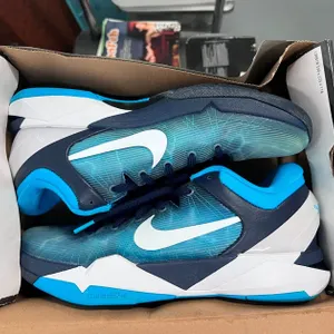 Nike Nike Zoom Kobe VII Obsidian/White-Bl Gry-Current Blue