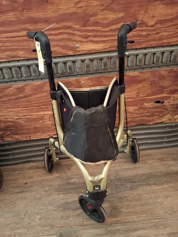 NRS Healthcare Freestyle 3-Wheel Rollator