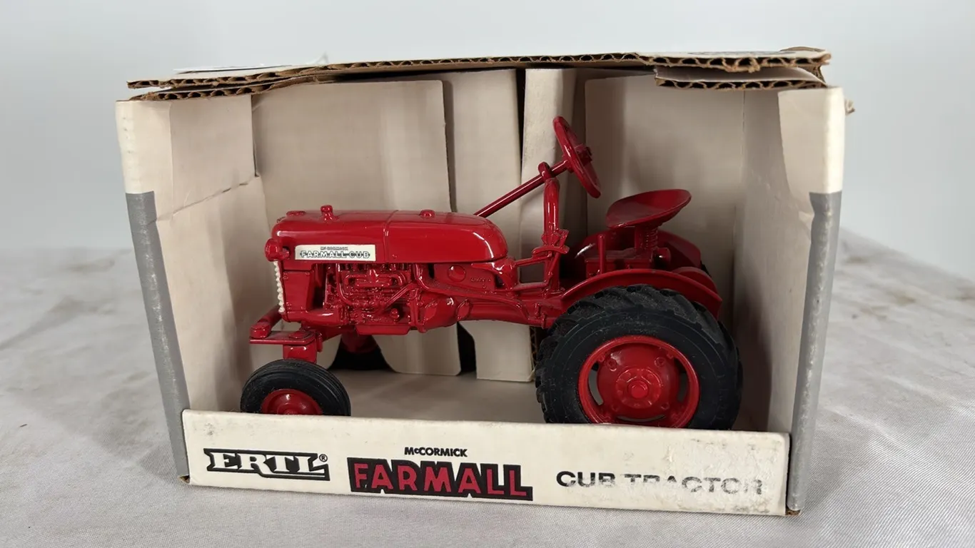 MCCORMICK FARMALL CUB TRACTOR DIE CAST METAL 1/16