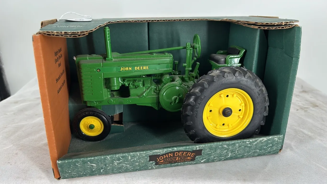 JOHN DEERE NARROW FRONT MODEL G DIE CAST METAL TRACTOR 1/16
