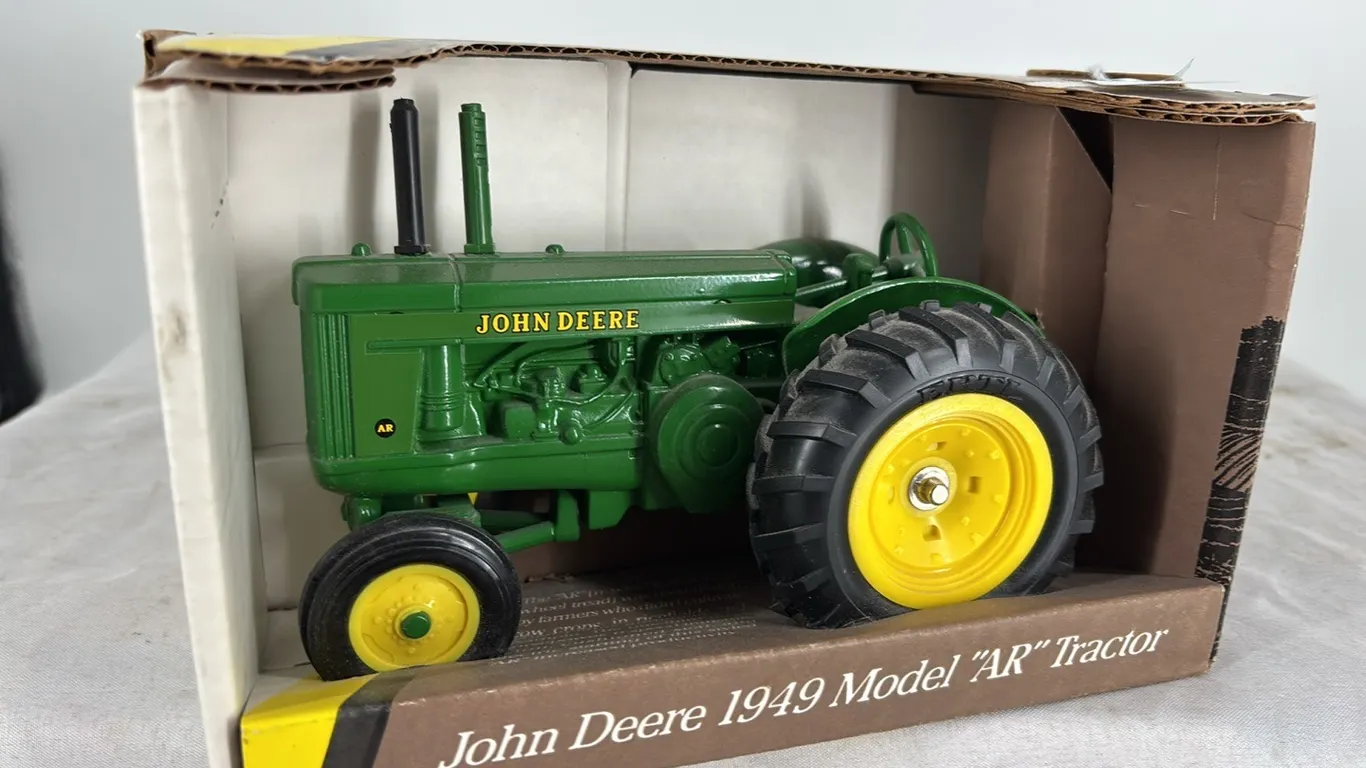 JOHN DEERE 1937 MODEL B TRACTOR DIE CAST METAL 1/16