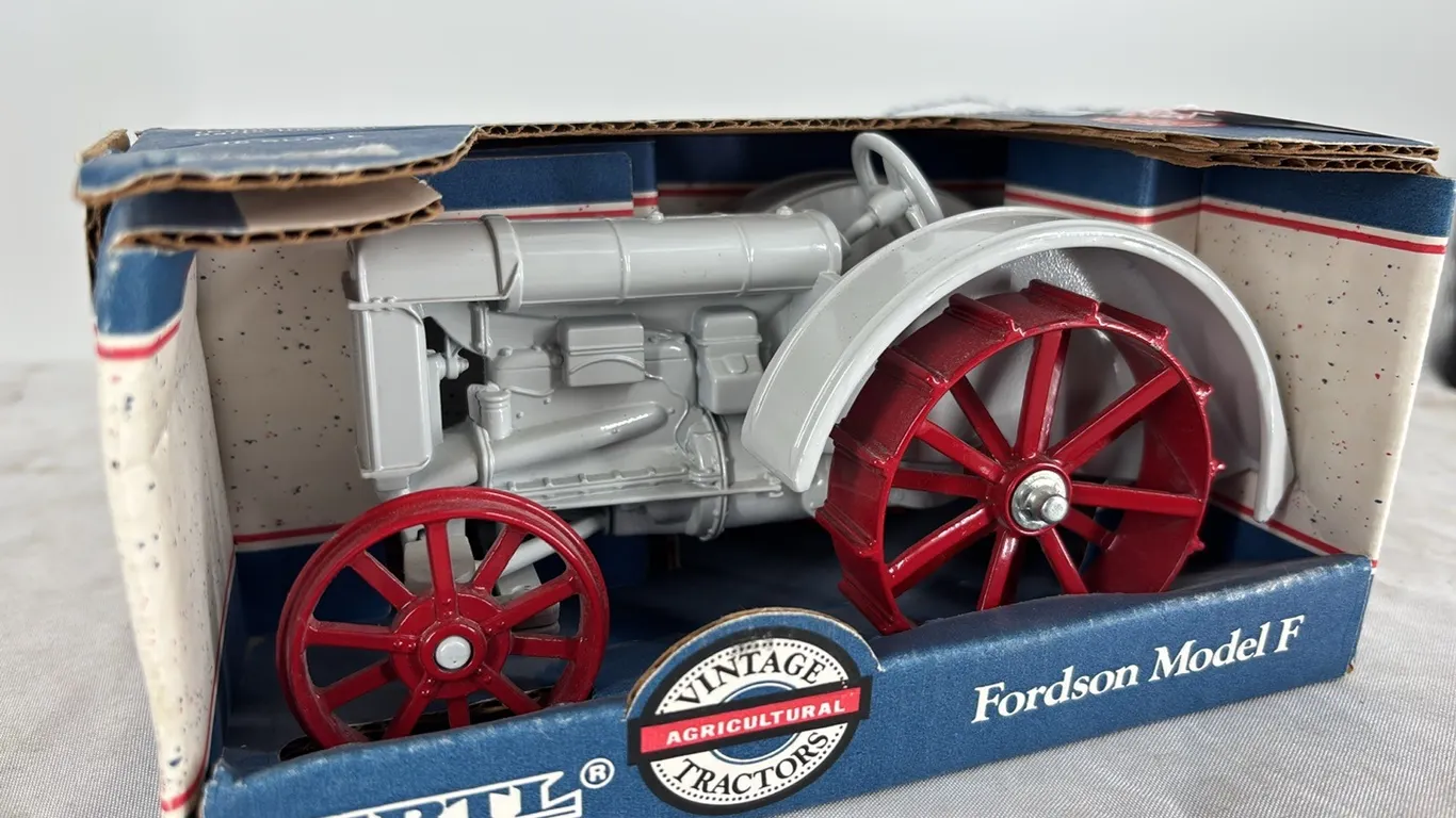FORDSON MODEL F DIE CAST METAL 1/16