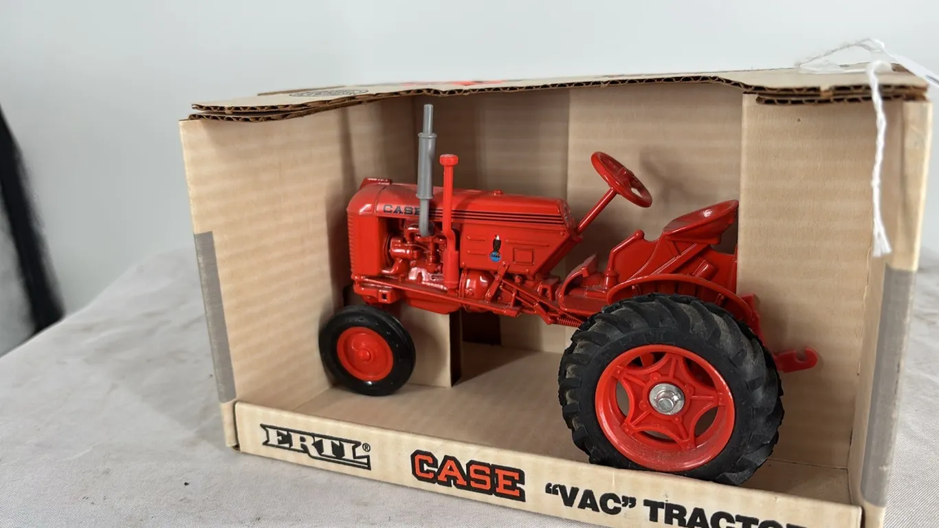 CASE VAC TRACTOR DIE CAST METAL 1/16