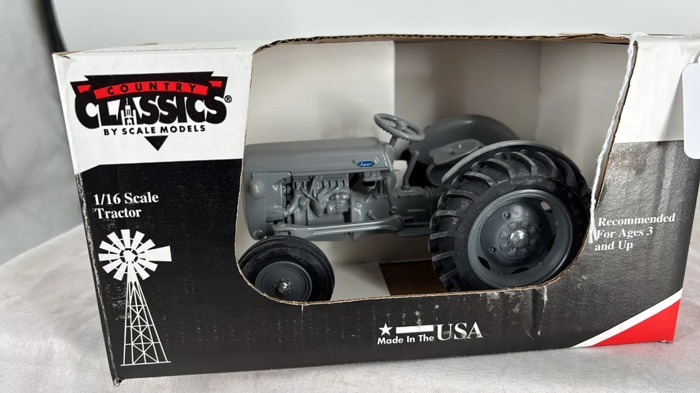 FORD MASSEY FERGUSON TRACTOR DIECAST METAL 1/16