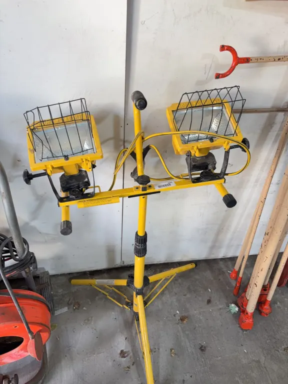 Twin Head Halogen Work Light on Tripod Stand