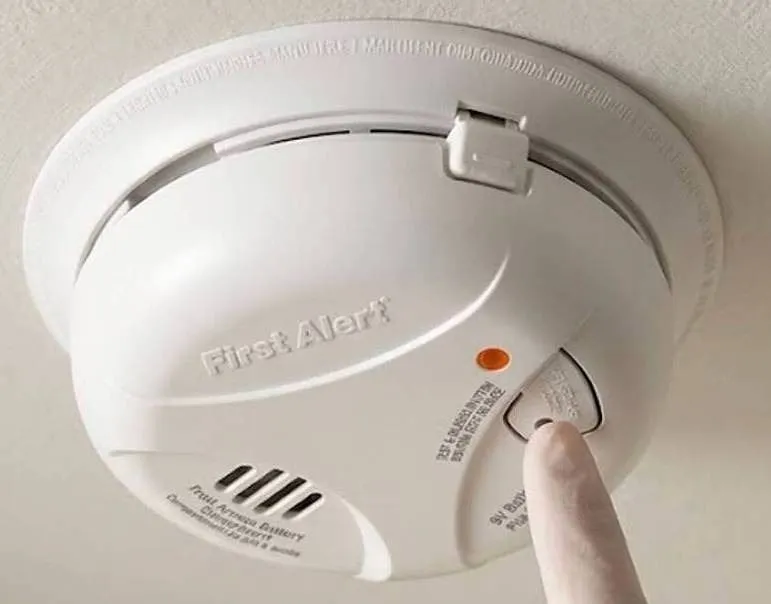 First Alert Smoke Alarm 9V Battery Included