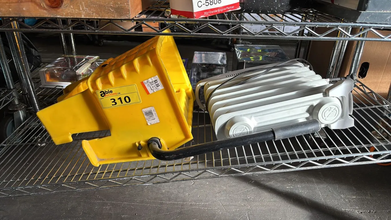 ELECTRIC RADIATOR & YELLOW SIDE PRESS MOP WRINGER