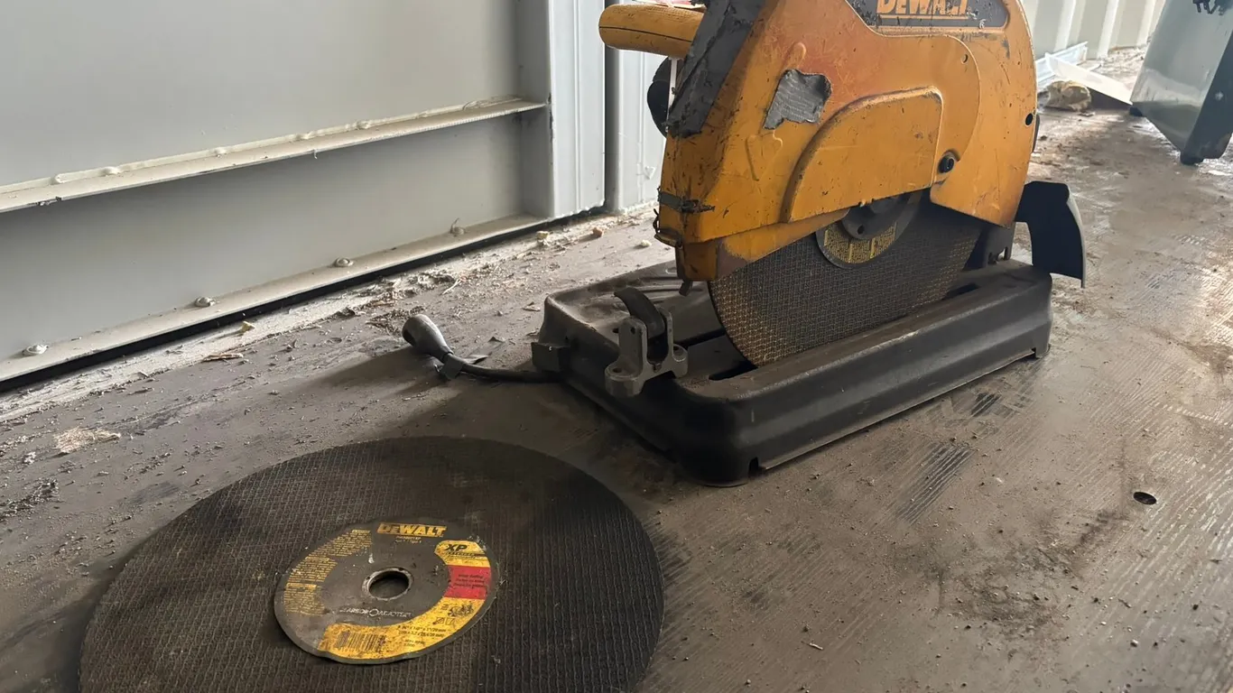 DeWalt Table Saw and (1) Metal Cutting Blade