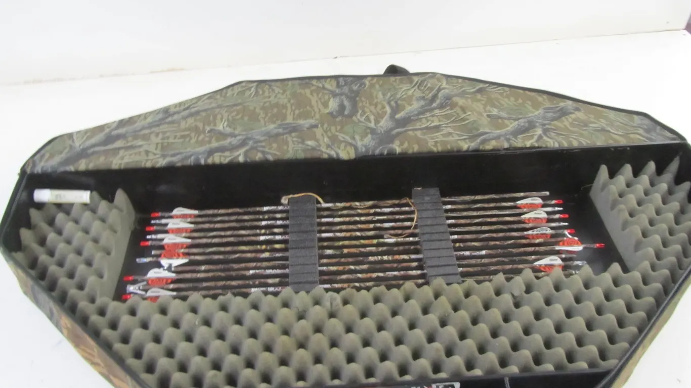 Lakewood Bow Case With (12) 30-1/4" Arrows