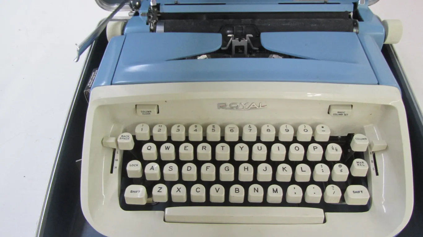 Royal Aristocrat Typewriter w/Case
