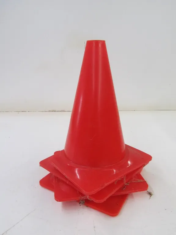 (4) Marking Cones