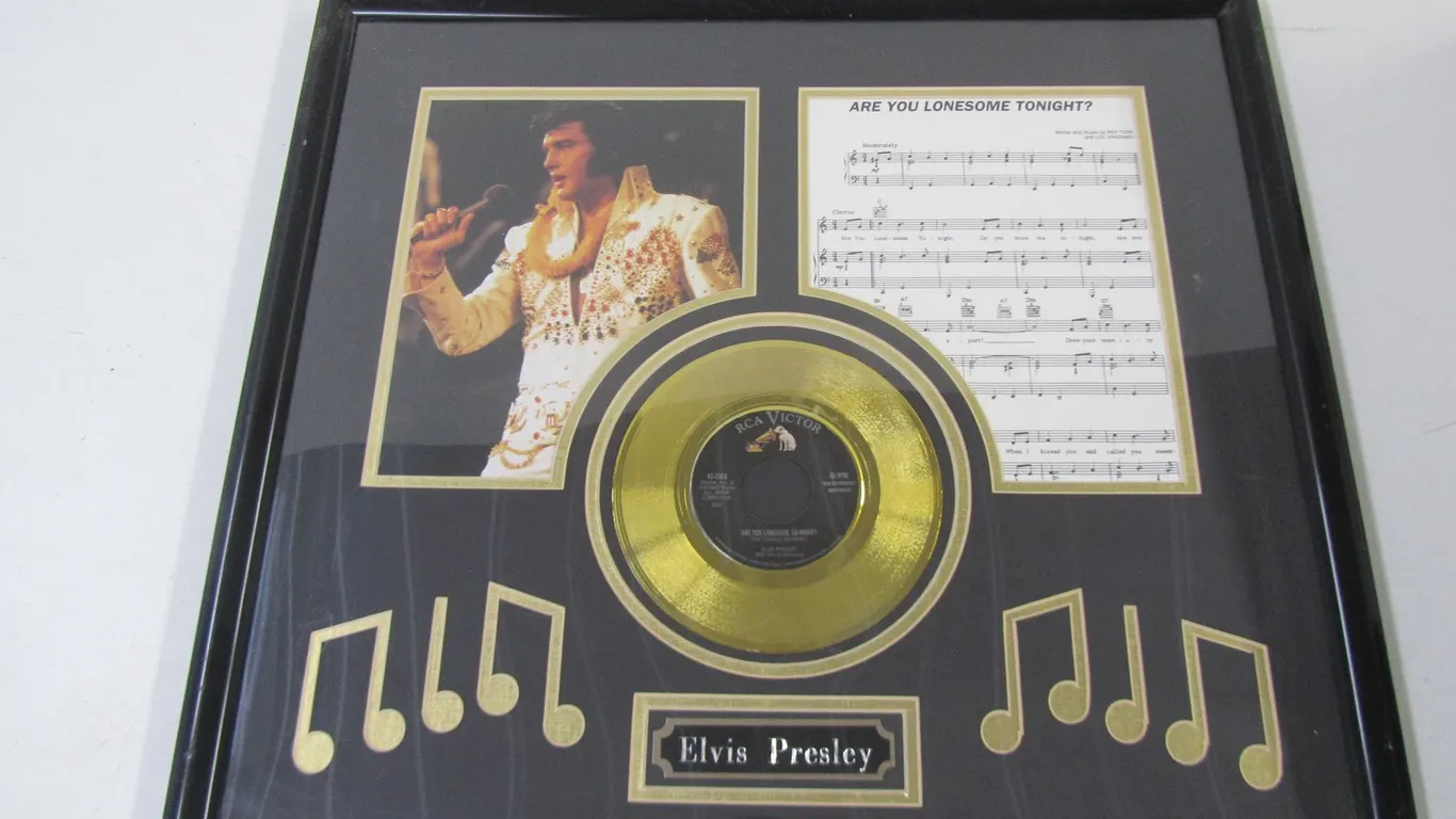 Elvis Presley "Are You Lonesome Tonight?" 45 Record/Sheet Music/And Photograph Set
