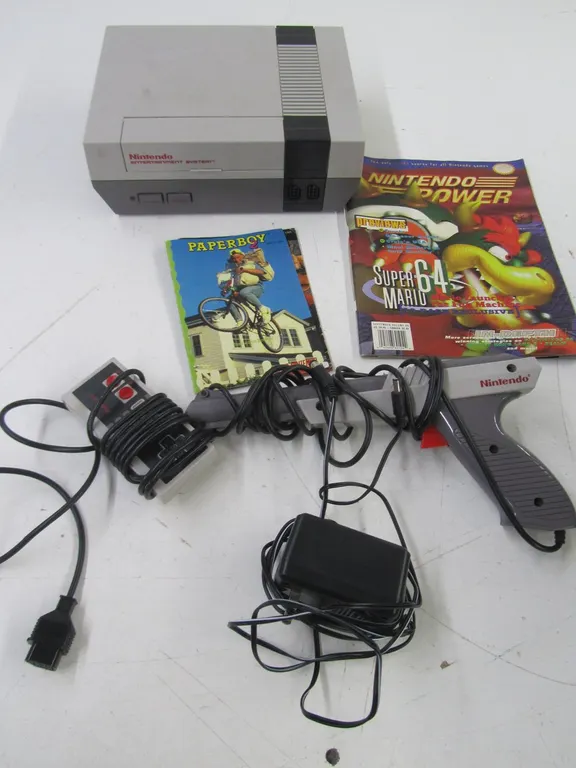 Vintage NES Console w/Controller And Zapper Controller