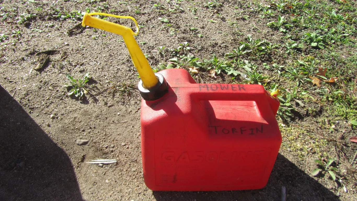 Chilton 2-1/2 Gallon Gas Can w/Spout
