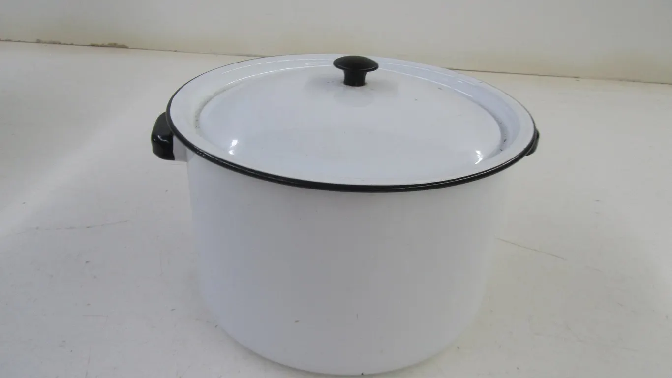 Porcelain Enamel Pot w/Lid