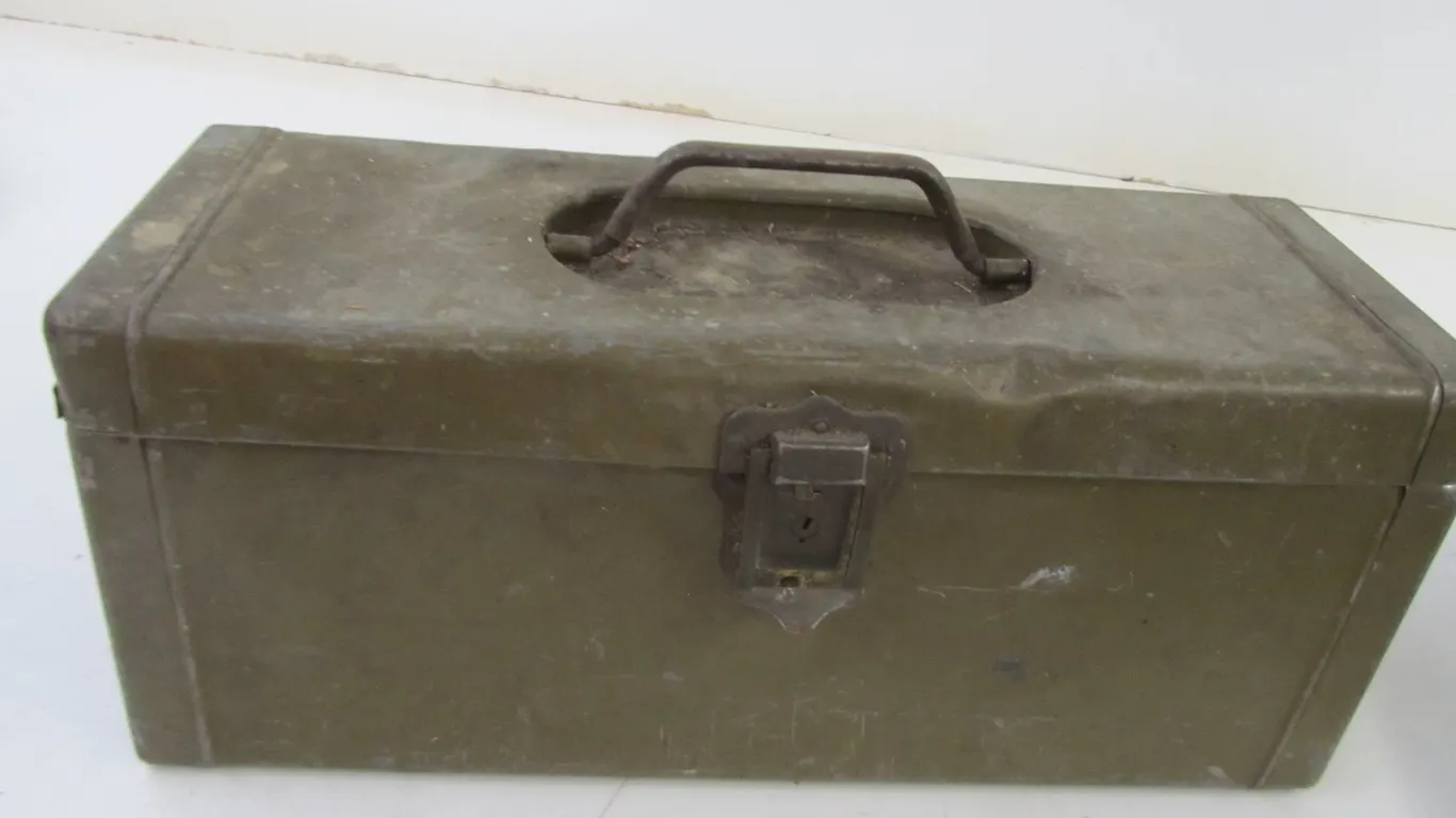 Vintage Hobart Watertite 18" Tackle Box