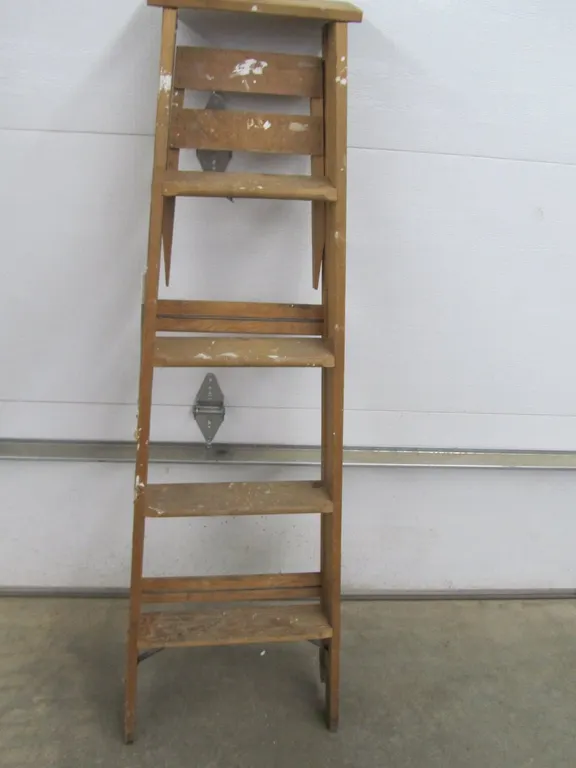 5' Wood Ladder w/Tray
