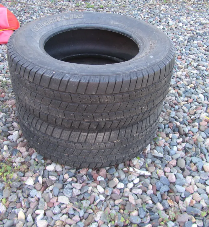 (2) Michelin P275/65R18 Tires